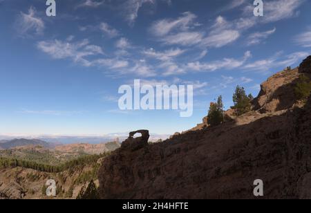 Gran Canaria, parte centrale montana dell'isola, Las Cumbres, vale a dire i vertici, arco di roccia Ganifa Foto Stock