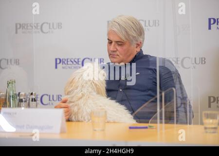 Mehmet Daimagüler, Rechtsanwalt und im NSU Prozess Vertreter der Nebenklage, mit Hund. Am 2. Novembre 2021 fand im Presseclub München eine von der Petra Kelly Stiftung organizierte Diskussion mit dem Titel (un-)vollständig aufgeklärt? 10 Jahre Selbstenttarnung des NSU und die Gefahr durch rechten Terror in Deutschland statt. * Mehmet Daimagueler, avvocato e rappresentante legale presso procuratori sussidiari, con il suo cane. Il 2 novembre 2021 si è discusso della fondazione Petra Kelly su dieci anni di auto-esposizione della Nazionale Socialista Underground - NSU e terrore di estrema destra Foto Stock