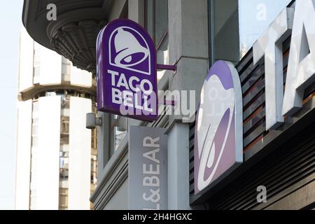 VALENCIA, SPAGNA - 26 OTTOBRE 2021: Il Taco Bell è una catena americana di fast food. I ristoranti servono una varieta' di ispirazione messicana Foto Stock