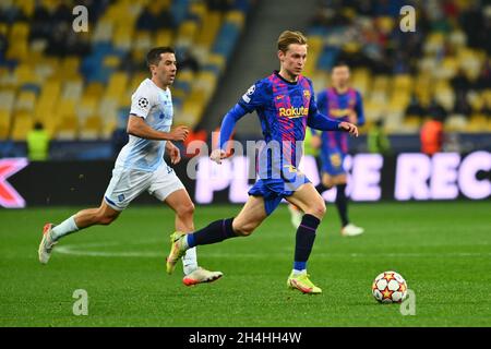 KIEV, UCRAINA - 2 NOVEMBRE 2021: Frenkie de Jong (21). La partita di calcio della UEFA Champions League FC Dynamo Kyiv vs FC Barcellona Foto Stock