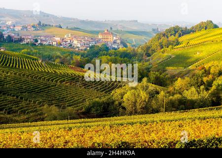 Il Castello di Barolo è circondato dal pittoresco paesaggio vinicolo del Piemonte Langhe-Roero e Monferrato, patrimonio mondiale dell'UNESCO, Italia. Questo paesaggio Foto Stock