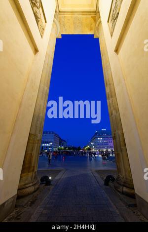 Porta di Brandeburgo al tramonto, Piazza Pariser, Unter den Linden, Berlino, Germania Foto Stock