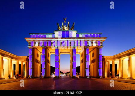 Porta di Brandeburgo durante il Festival delle luci, Piazza Pariser, Unter den Linden, Berlino, Germania Foto Stock