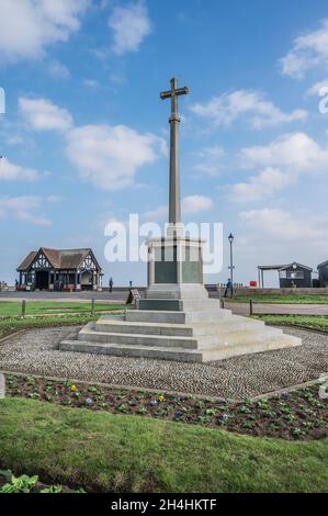 Questo è l'Aldeburgh War Memorial situato sulla Promenade della costa di Suffolk di Aldeburgh, famosa per gli edifici medievali e la città che era stata dimenticata Foto Stock