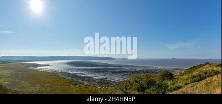 Sand Bay da Sand Point Somerset panorama con Weston super Mare in lontananza e ripida Holm isola Foto Stock