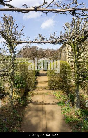 Giardino dimostrativo al National Herb Center, un centro erbario e giardino, Warmington, Warwickshire, Regno Unito Foto Stock