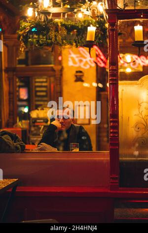 Londra, Regno Unito. 6 gennaio 2021. Mann in asiatiaschem Restaurant, a Londra Chinatown. * Man in ristorante asiatico, a Londra Chinatown. (Foto di Alexander Pohl/Sipa USA) Credit: Sipa USA/Alamy Live News Foto Stock