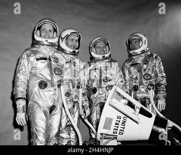 (10 Settembre 1964) --- Vista dell'equipaggio Gemini-4 in tute a pressione. Sono in piedi intorno ad un modello della navicella Gemini. Da sinistra a destra ci sono gli astronauti Edward H. White II, pilota; James A. McDivitt, pilota di comando; Frank Borman e James A. Lovell Jr., equipaggio di riserva Foto Stock