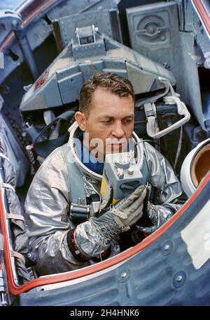 L'astronauta Elliot M. See, Jr., Inside Gemini Static Article (SA)-5 Spacecraft prima di Water Egress Training nel Golfo del Messico. Astronauta See è pilota per il Gemini-5 Backup Crew. 1965-07-16 Foto Stock