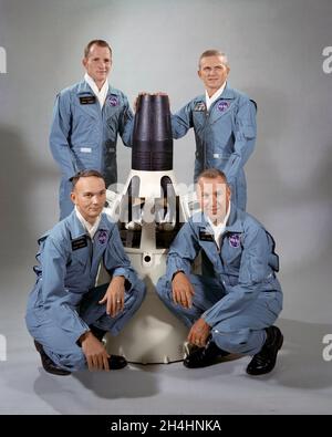 (Settembre 1965) --- Ritratto dei membri dell'equipaggio Gemini-7 primo e di riserva intorno ad un modello della navicella spaziale Gemini-7. I membri del primo equipaggio per il Gemini-Titan 7 (GT-7) sono gli astronauti Frank Borman (in piedi a destra), pilota di comando, e James A. Lovell Jr. (In ginocchio a destra), pilota. Gli astronauti Michael Collins (inginocchiati a sinistra), pilota, e Edward H. White II (in piedi a sinistra), pilota di comando, sono stati nominati membri dell'equipaggio di riserva GT-7 il 1 luglio 1965. Foto Stock