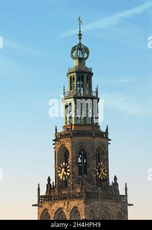 La cima della torre Martini a Groningen, Paesi Bassi. Cielo blu con alcune nuvole chiare. Foto Stock