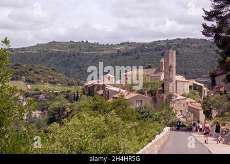 Languedoc in Francia: Il villaggio di Minerve e resti del castello Foto Stock