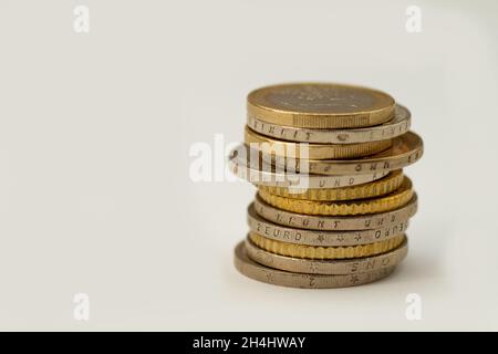 Pila di monete con monete in euro isolate su sfondo bianco Foto Stock