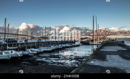 Vari colpi di South Queensferry Scozia e il quarto ponte Foto Stock