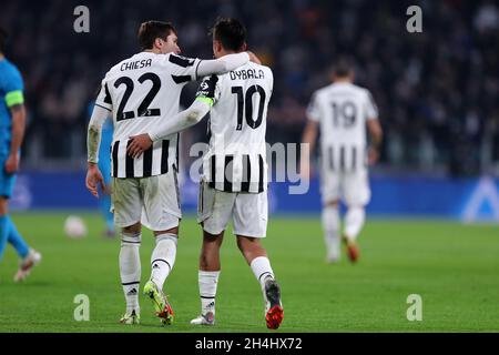 Paulo Dybala della Juventus FC festeggia dopo aver segnato il secondo gol della sua squadra con il suo compagno di squadra Federico Chiesa durante la partita UEFA Champions League Group H tra Juventus FC e Zenit San Pietroburgo allo Stadio Allianz il 02 novembre 2021 Torino, Italia . Foto Stock
