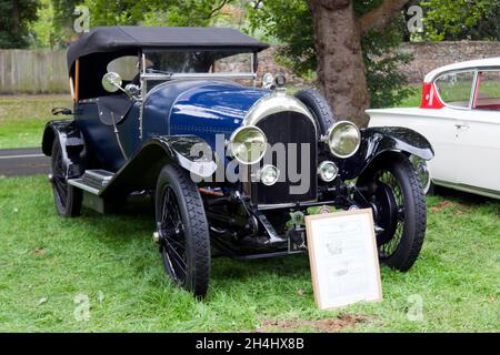 Vista frontale di tre quarti di un Blue, 1921, Bentley 3 litri, in mostra al Sandwich Festival Classic Car Show 2021 Foto Stock