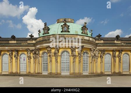 Facciata giardino del Palazzo Sanssouci nel Parco Sanssouci di Potsdam, Germania. Il palazzo reale progettato dall'architetto tedesco Georg Wenzeslaus von Knobelsdorff fu costruito tra il 1745 e il 1747 in stile rococò Federico (Friderizianisches Rokoko). Foto Stock