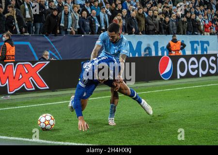 Malmo, Svezia. 2 novembre 2021. Sergio pena (8) di Malmo FF e Ruben Loftus-guek (12) del Chelsea FC visto durante la partita di Champions League tra Malmo FF e Chelsea allo stadio Eleda di Malmö. (Photo Credit: Gonzales Photo/Alamy Live News Foto Stock