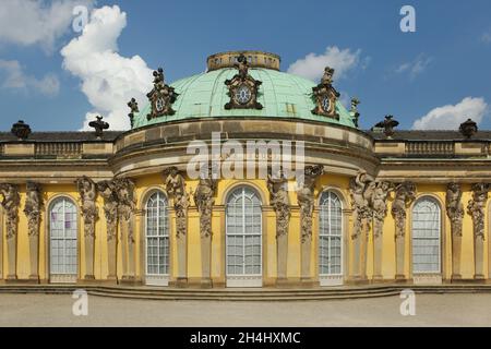 Facciata giardino del Palazzo Sanssouci nel Parco Sanssouci di Potsdam, Germania. Il palazzo reale progettato dall'architetto tedesco Georg Wenzeslaus von Knobelsdorff fu costruito tra il 1745 e il 1747 in stile rococò Federico (Friderizianisches Rokoko). Foto Stock