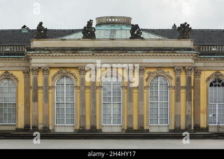 Facciata nord del Palazzo Sanssouci nel Parco Sanssouci di Potsdam, Germania. Il palazzo reale progettato dall'architetto tedesco Georg Wenzeslaus von Knobelsdorff fu costruito tra il 1745 e il 1747 in stile rococò Federico (Friderizianisches Rokoko). Foto Stock