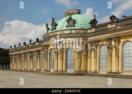 Facciata giardino del Palazzo Sanssouci nel Parco Sanssouci di Potsdam, Germania. Il palazzo reale progettato dall'architetto tedesco Georg Wenzeslaus von Knobelsdorff fu costruito tra il 1745 e il 1747 in stile rococò Federico (Friderizianisches Rokoko). Foto Stock