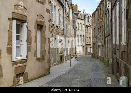 Gasse in der Altstadt von Granville, Normandie, Frankreich | vicolo della città vecchia in Granville, Normandia, Francia Foto Stock