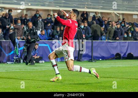 Bergamo, Italia. 2 novembre 2021. Cristiano Ronaldo (7) del Manchester United celebra il suo obiettivo 2-2 durante la UEFA Champions League, partita di calcio del Gruppo F tra Atalanta BC e Manchester United il 2 novembre 2021 al Gewiss Stadium di Bergamo, Italia - Foto: Nigel Keene/DPPI/LiveMedia Credit: Independent Photo Agency/Alamy Live News Foto Stock