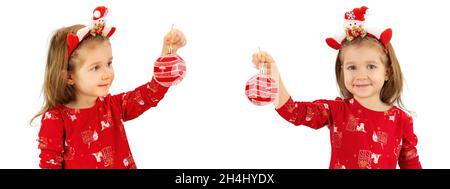 Una ragazza piccola carina sta tenendo una sfera rossa di Natale nelle sue mani. Set di bambini in abiti natalizi isolati su sfondo bianco. Un bel prescho Foto Stock