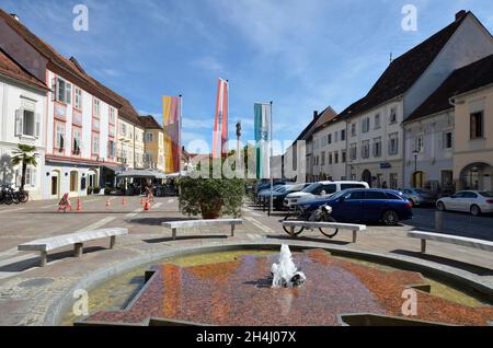 Bad Radkersburg, Austria - 24 settembre 2021: Fontana sulla piazza della città con caffè e ristoranti, situato al confine con la Slovenia, il luogo e. Foto Stock