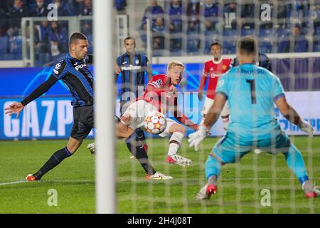 Bergamo, Italia. 2 novembre 2021. Donny van de Beek (34) del Manchester United tira verso il traguardo durante la UEFA Champions League, partita di calcio del Gruppo F tra Atalanta BC e Manchester United il 2 novembre 2021 al Gewiss Stadium di Bergamo, Italia - Foto: Nigel Keene/DPPI/LiveMedia Credit: Independent Photo Agency/Alamy Live News Foto Stock