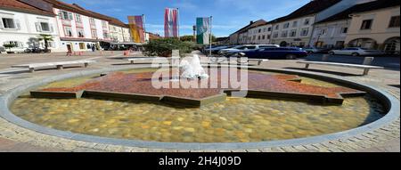 Bad Radkersburg, Austria - 24 settembre 2021: Fontana sulla piazza della città con caffè e ristoranti, situato al confine con la Slovenia, il luogo e. Foto Stock