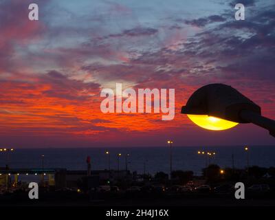 foschia rossa del tramonto sulla città Foto Stock