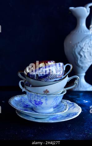 Porcellana retrò tazzine di caffè con caffè caldo e stoviglie dal XIX  secolo il tedesco Bavaria Foto stock - Alamy