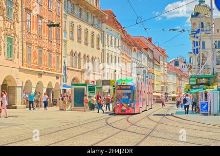 Graz - Giugno 2020, Austria: Vista sul centro della città di Graz con tram moderno, linee del tram, stazione del tram e bei vecchi edifici nel tradizionale A. Foto Stock