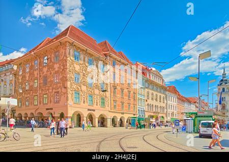 Graz - Giugno 2020, Austria: Vista sul centro della città di Graz con linee di tram, stazione di tram e splendidi edifici antichi nella tradizionale architettura Foto Stock