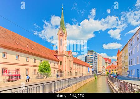 Graz - 2020 giugno, Austria: Vista della Farmacia dell'ospedale Elisabethinen (Anstaltscapotheke des Krankenhauses d.Elisabethinen) e un canale con wa Foto Stock