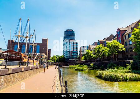 Ornamentale Canal by Tobacco Dock e la nave replica tre Sorelle, Wapping, Londra, Regno Unito Foto Stock