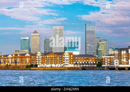 Vista di Rotherhithe e dello skyline di Canary Wharf, Londra, Regno Unito Foto Stock