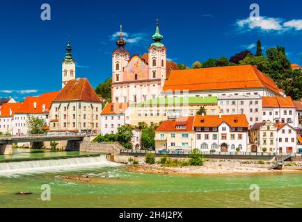 Vista sulla Chiesa celestina e sugli edifici storici circostanti nella piccola città austriaca di Steyr, alta Austria Foto Stock