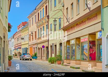 Steyr - Giugno 2020, Austria: Vista di una strada stretta con edifici colorati in stile architettonico tradizionale nella piccola città austriaca di Steyr Foto Stock