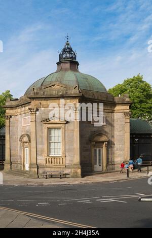 Pump Room Harrogate, vista in estate dell'ottagonale Royal Pump Room (1842), il famoso edificio termale originale della città, Harrogate, North Yorkshire, Regno Unito Foto Stock