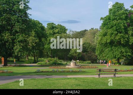 Valley Gardens Harrogate, vista in estate della fontana Cherub nei Valley Gardens, Harrogate, North Yorkshire, Inghilterra, Regno Unito Foto Stock