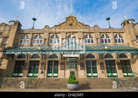 Harrogate Royal Hall, vista della Royal Hall dell'epoca edoardiana (1903) - un teatro popolare e luogo di intrattenimento accuratamente restaurato a Harrogate, Regno Unito Foto Stock