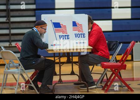 Buckingham, Stati Uniti. 2 novembre 2021. La gente ha lanciato i loro ballots mentre votano al posto di votazione locale martedì 02 novembre 2021 alla High School orientale centrale dei Bucks a Buckingham, Pennsylvania. ( Credit: William Thomas Cain/Alamy Live News Foto Stock