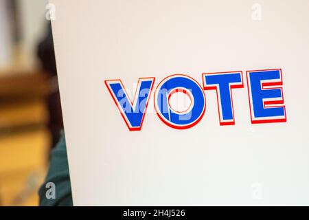 Buckingham, Stati Uniti. 2 novembre 2021. Un segno di voto indica che gli elettori sono in cima a un tavolo per votare martedì 02 novembre 2021 presso la Central Bucks East High School di Buckingham, Pennsylvania. ( Credit: William Thomas Cain/Alamy Live News Foto Stock