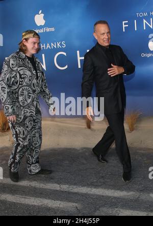 West Hollywood, CA. 2 novembre 2021. Caleb Landry Jones, Tom Hanks, alla prima di Apple TV Film's, Finch al Pacific Design Center di West Hollywood, California, il 2 novembre 2021. Credit: Faye Sadou/Media Punch/Alamy Live News Foto Stock