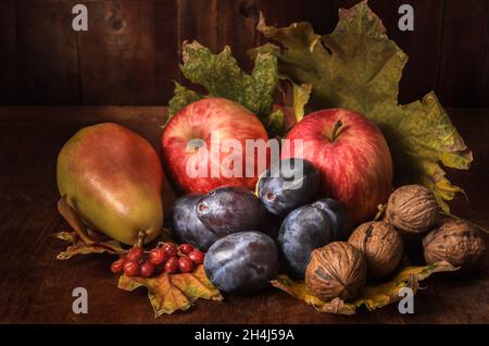 frutta in bulk su sfondo di legno scuro in stile rustico Foto Stock