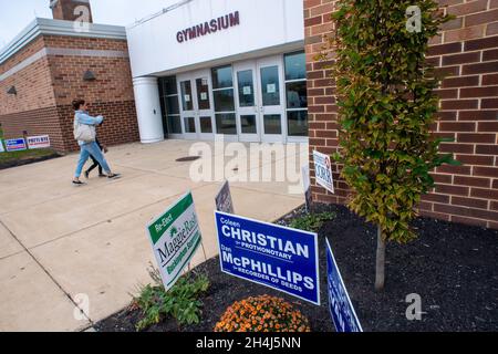 Buckingham, Stati Uniti. 2 novembre 2021. Una donna e un bambino si dirigano ad un posto di voto Martedì, 02 novembre 2021 alla Central Bucks East High School di Buckingham, Pennsylvania. ( Credit: William Thomas Cain/Alamy Live News Foto Stock