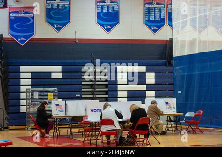 Buckingham, Stati Uniti. 2 novembre 2021. La gente ha lanciato i loro ballots mentre votano al posto di votazione locale martedì 02 novembre 2021 alla High School orientale centrale dei Bucks a Buckingham, Pennsylvania. ( Credit: William Thomas Cain/Alamy Live News Foto Stock