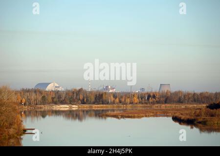 Vista della centrale nucleare di Chernobyl in autunno Foto Stock